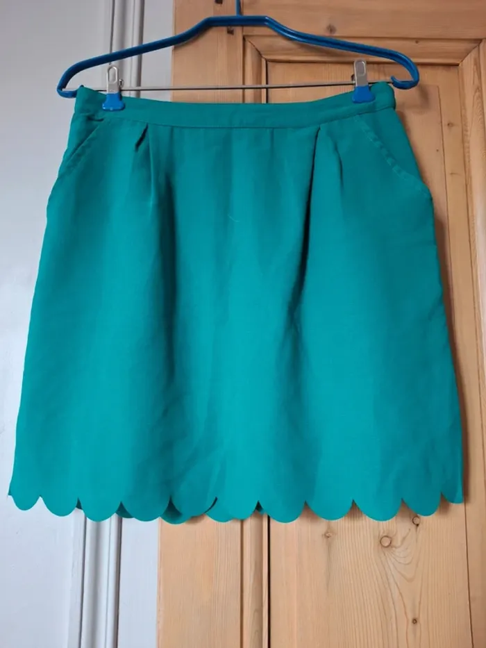 Jupe verte avec poches et petites fantaisies sur le bas