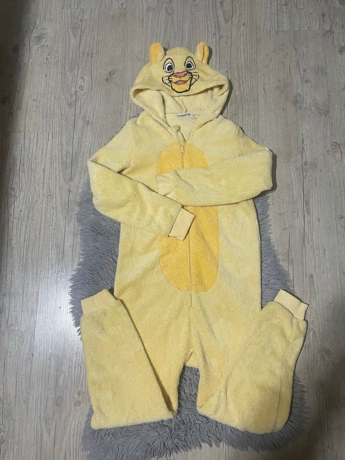Combinaison pilou pilou avec capuche Simba Le roi lion