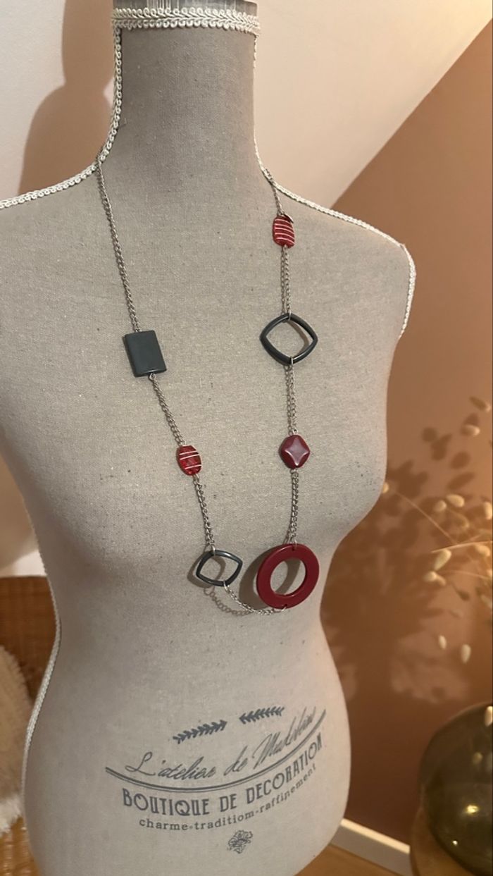 💠Collier Yves Rocher – Motif géométrique noir & bordeaux – Très bon état