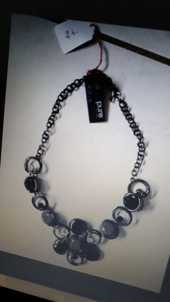Collier noir neuf