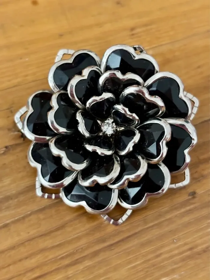 Jolie broche fleur métal noir parfait état - photo numéro 2