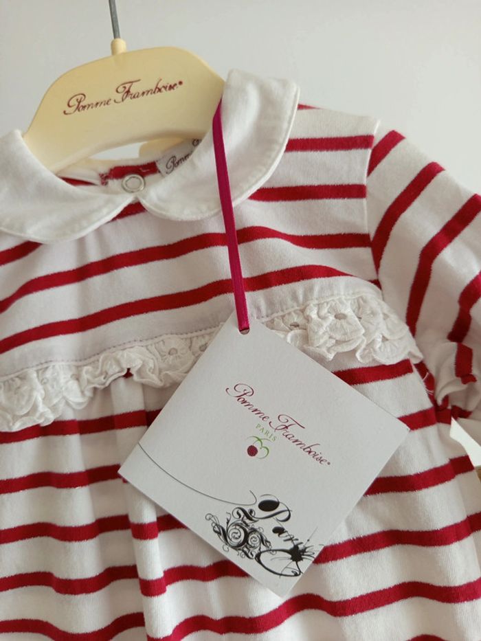 Grenouillère Pomme Framboise avec col Claudine et dentelle 6 mois neuve avec étiquette 🏷 - photo numéro 2
