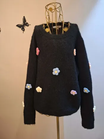 Pull noir & fleurs brodées