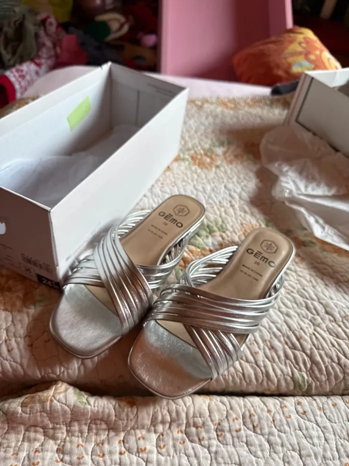 Jolies sandales neuves avec étiquette pointure 36