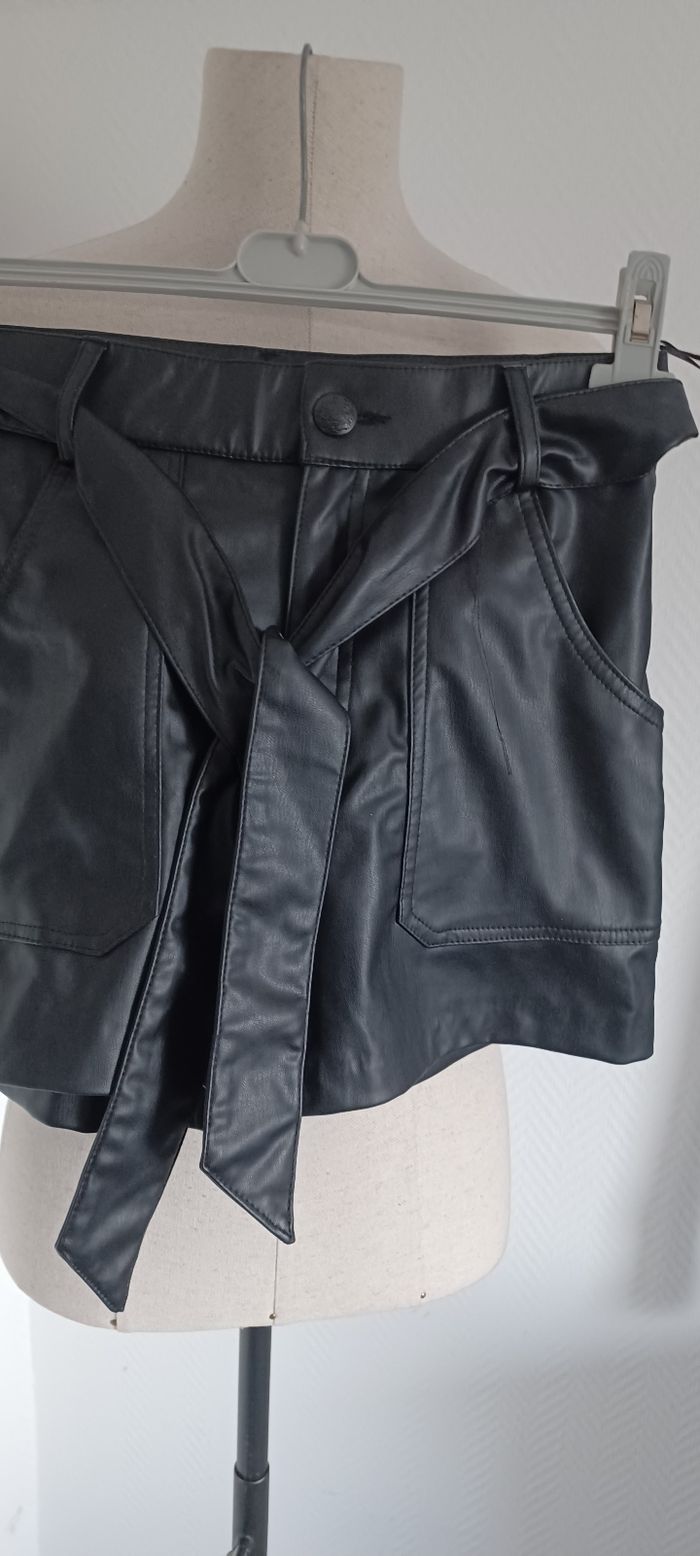 Très beau short simil cuir femme T 38 - photo numéro 3