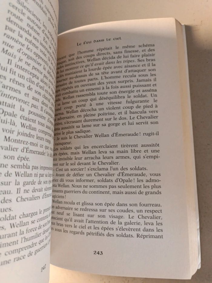 Anne Robillard les chevaliers d'Émeraude tome 1 le feu dans le ciel - photo numéro 6