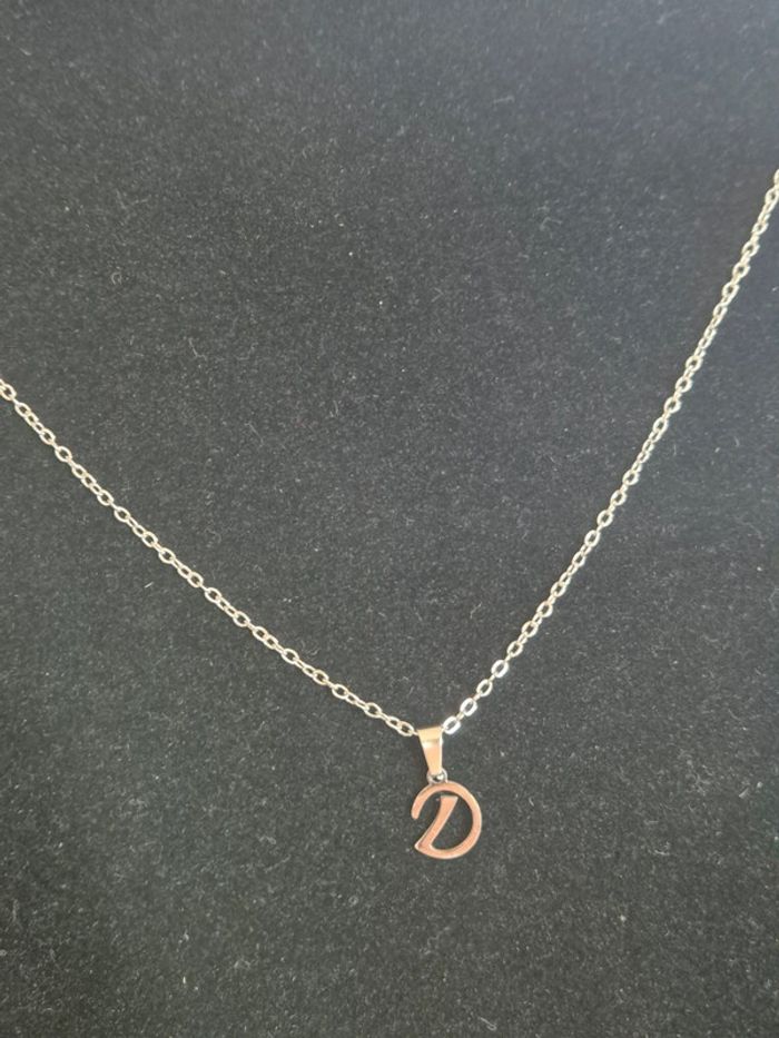 Jolie collier avec initiale D en acier