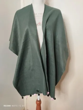 Jolie Poncho avec pompon