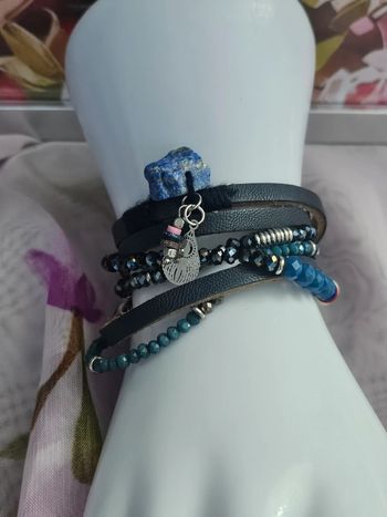 Bracelet aimanté en simili cuir avec ses breloques modèle 2 , Ikita