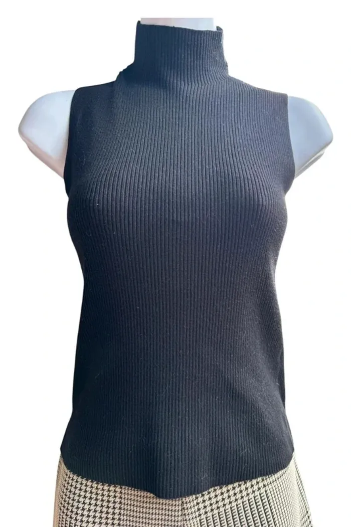 🖤Top negro de canalé sin mangas con cuello alto - Zara (Talla S)