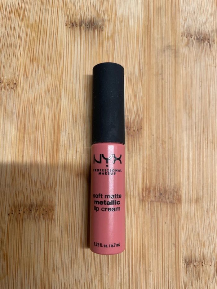Lot Nyx Soft Latte Metallic lip cream teinte Milan + Nyx Lingerie Glitter - photo numéro 2