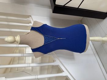 T Shirt Naf Naf bleu électrique et dentelle