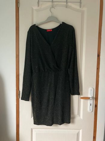 Robe manches longues col croisé noire à paillettes dorées
