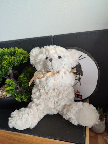doudou peluche ours Blanc Crème fourrure noeud Marron doré ruban Bras Croisés