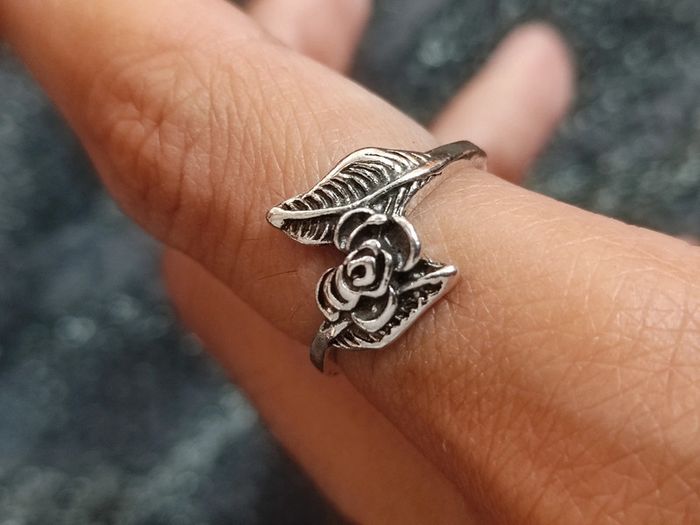 Bague argentée - rose feuille enroulée - Neuve