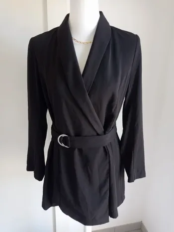 Magnifique combishort habillée noire cache coeur avec ceinture intégrée très bon état T.42 H&M