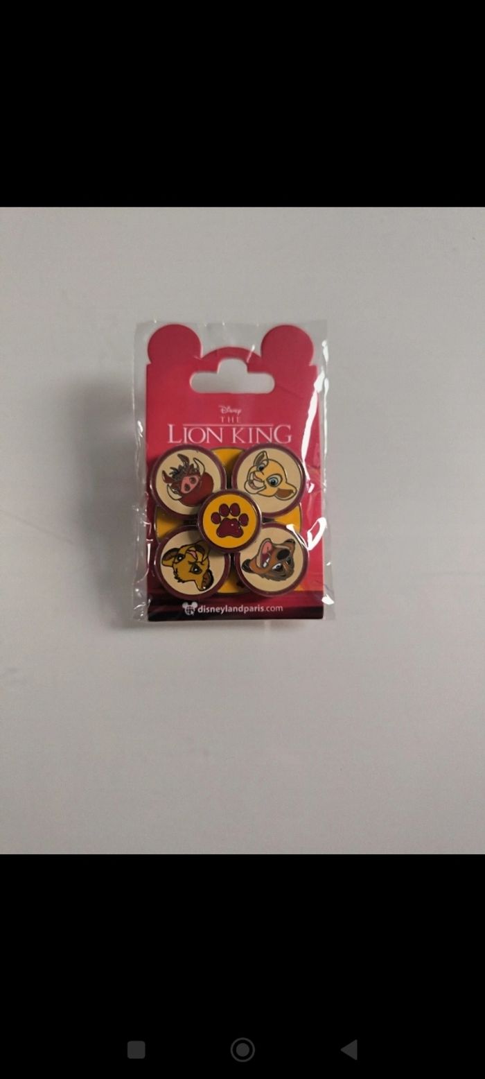 Pin's roi lion