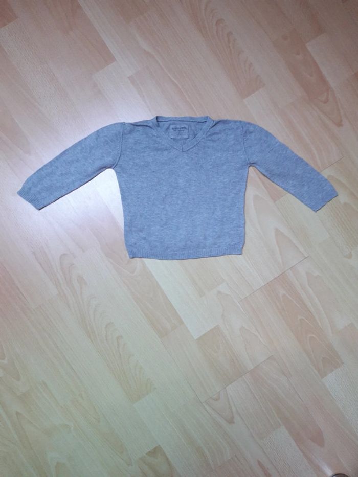 Pull gris boutchou col v 18 mois TBE