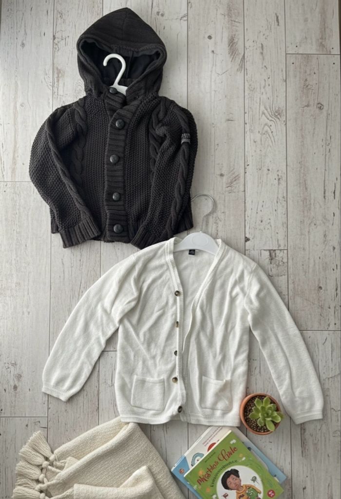 Lot de 2 gilets garçon : 1 cardigan blanc & 1 gilet à capuche grosse maille marron chocolat