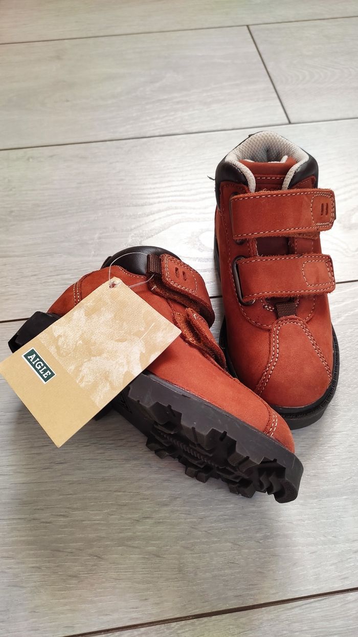 Chaussures de randonnée Aigle cuir neuves taille 24