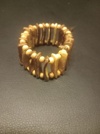 Bracelet élastique en bois jaune et marron 