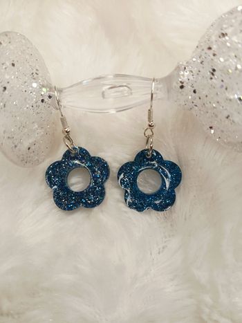 Boucles d'oreilles fleurs bleues pailletées