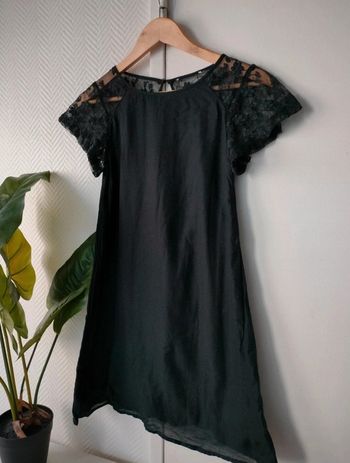 La p'tite robe noire manches dentelle