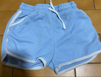 Short bleu ciel et blanc 6/7 ans