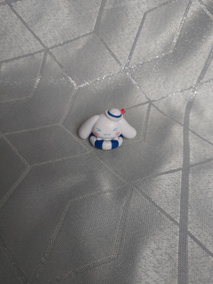 Figurine Cinnamoroll dans une Bouée
