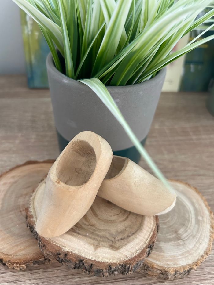 Lot de 2 sabots hollandais miniatures en bois – décor vintage, parfait état - photo numéro 2