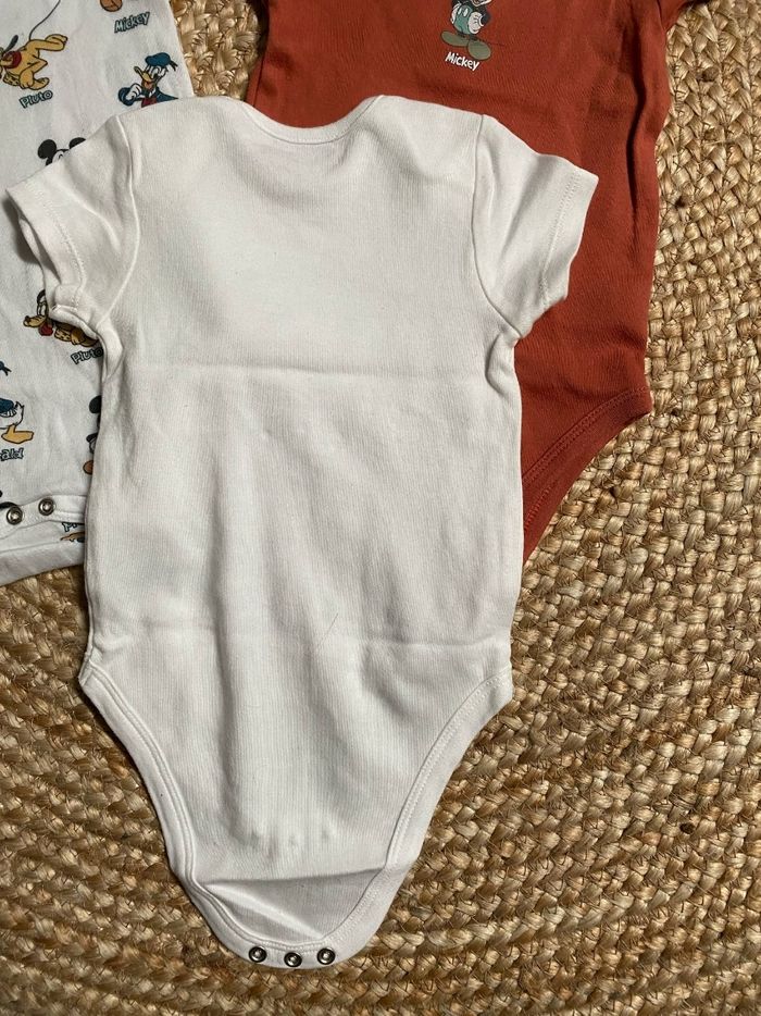 Lot 3 bodies mc mickey 6/9 mois c&a disney - photo numéro 3