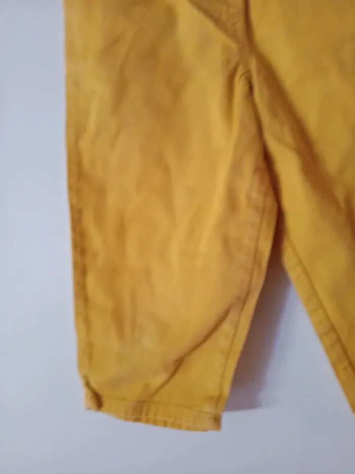 Joli pantalon moutarde.  C&A. 2 ans - photo numéro 3