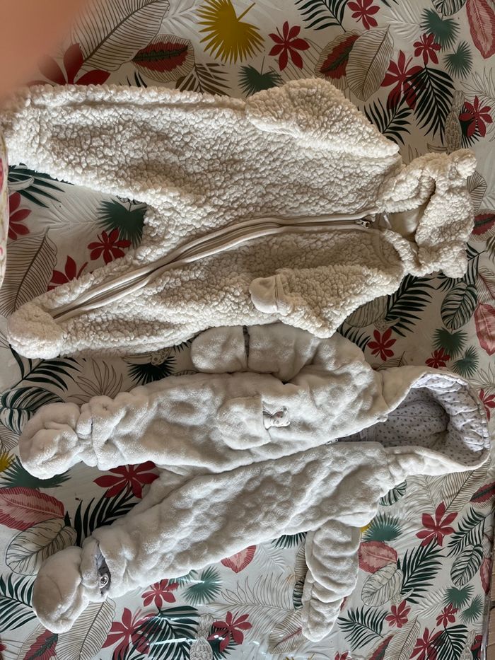 Lot de 2 combinaisons chaudes taille 3 mois