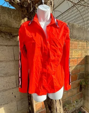 Chemise rouge Jeff Galliano taille S – Bandes et boutons pression
