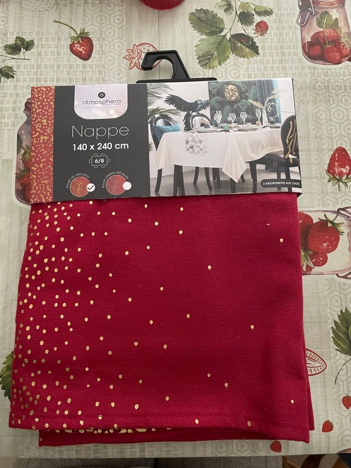 Nappe rouge pois or