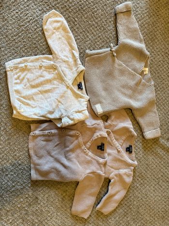 4 brassières / Gillet bébé 1 mois gris