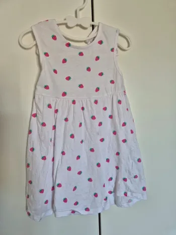 robe d'été KIABI taille 2 ans 92cm blanches motifs fraises sans  manches  🌸 collection 2025