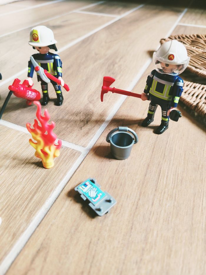 🔥Playmobil lot de 3 figurines/personnages pompiers avec divers accessoires - photo numéro 3