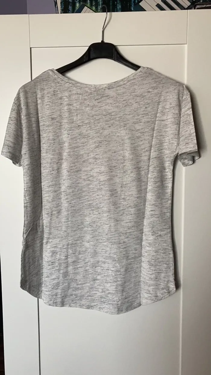 T-shirt grisâtre - photo numéro 2