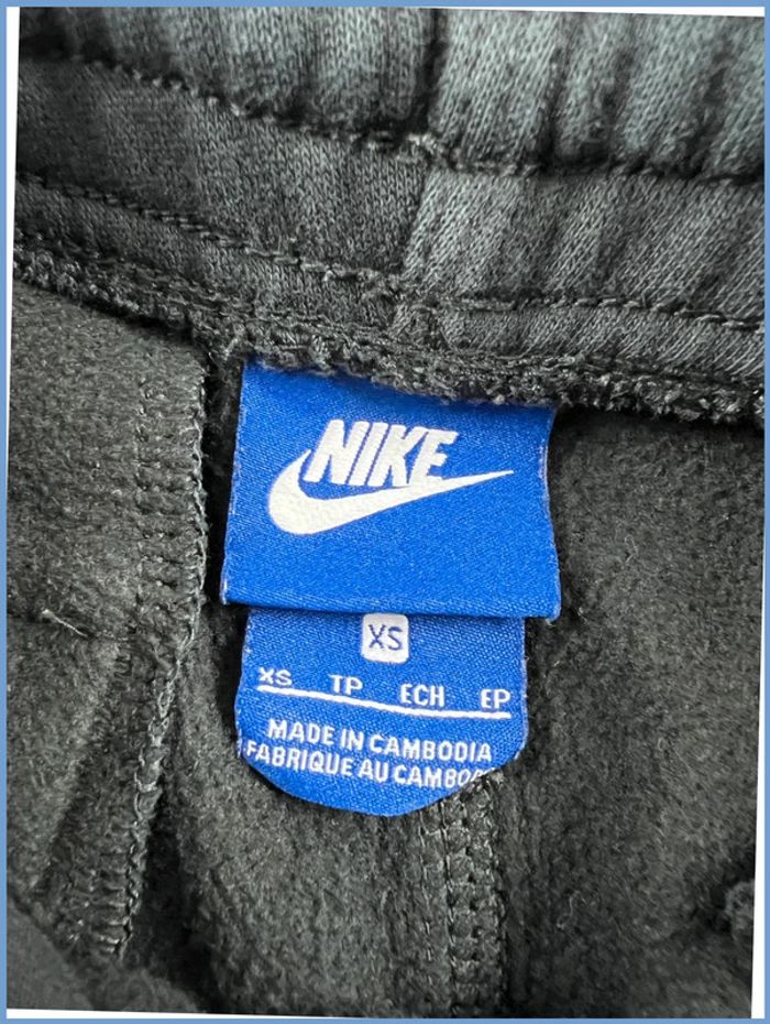 Jogging Nike Solo Swoosh Noir avec logo brodé Taille XS - photo numéro 6