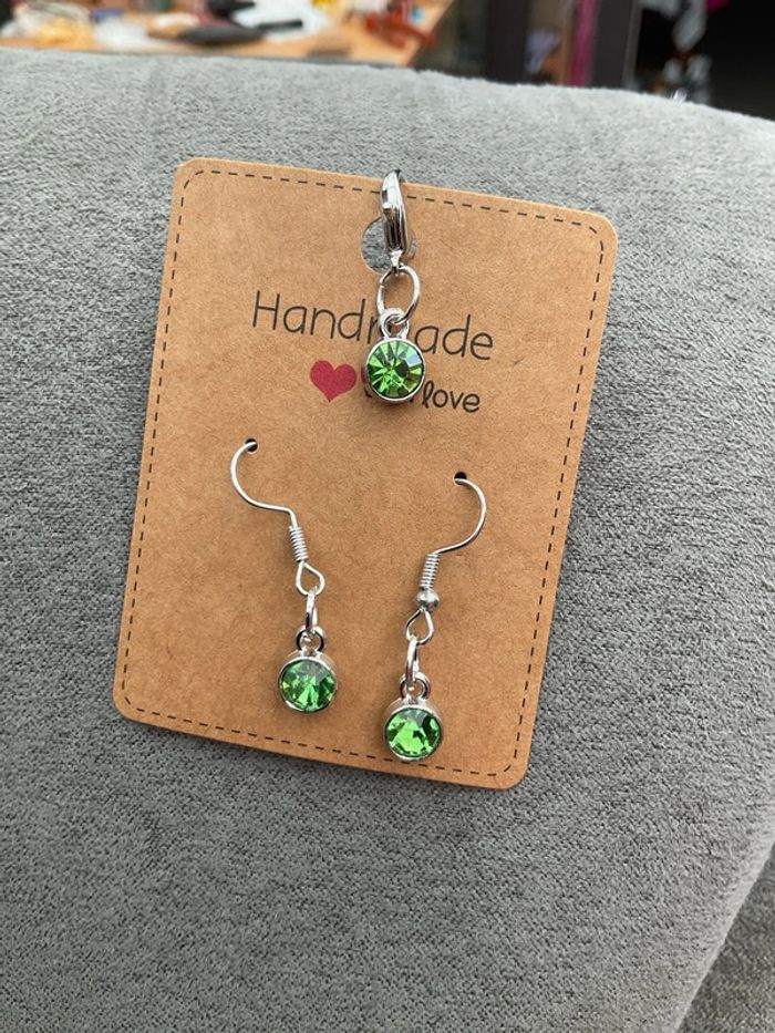 Boucles d’oreilles et breloque verte neuve - photo numéro 2