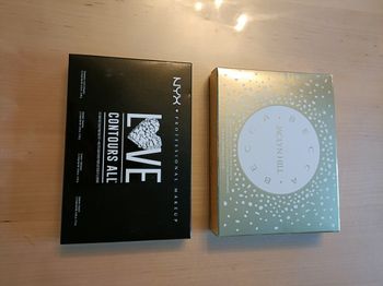 UNE PALETTE DE BLUSH PLUS UNE POUR LES YEUX BECCA