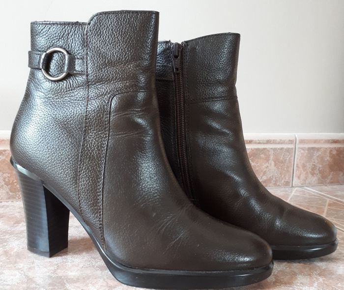 Boots à talon carré avec bride à boucle métallique