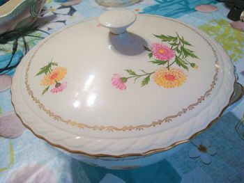 légumier ancien en porcelaine