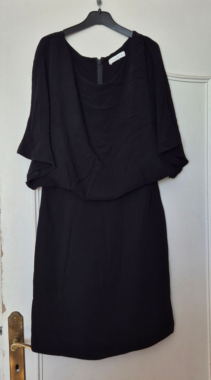 Robe Sandro taille 36 S noir, haut drapé manche chauve souris - photo numéro 2