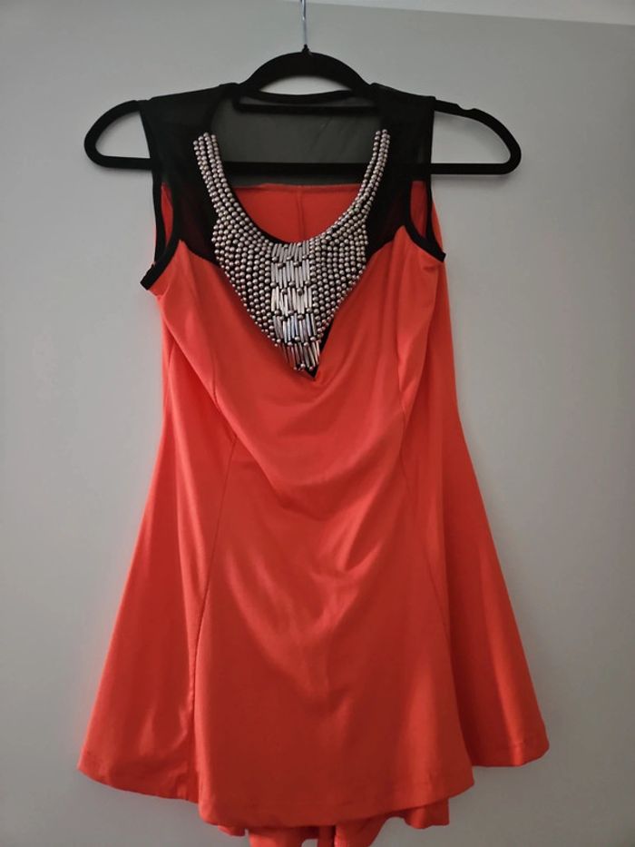 Haut peplum habillé bijoux corail et noir
