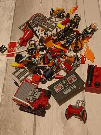 Lot Playmobil pompiers et caserne