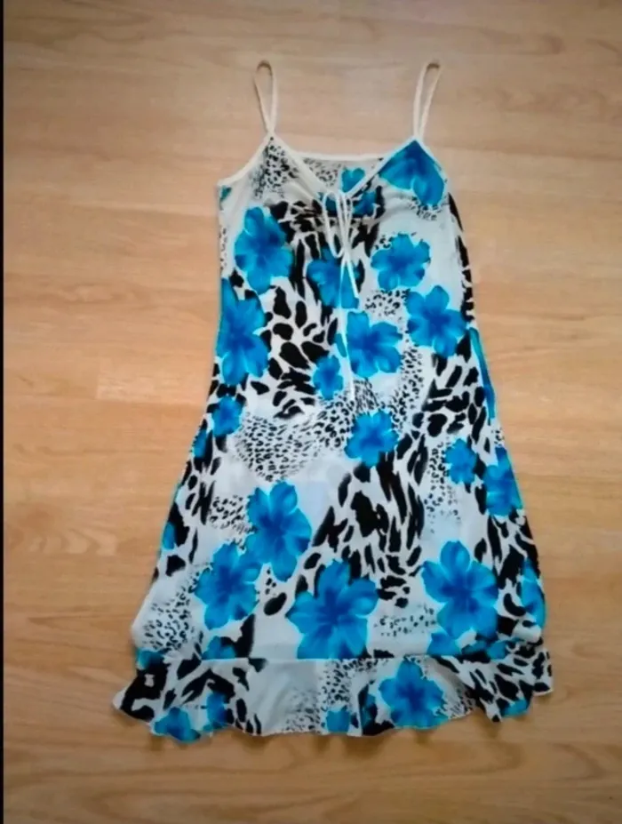 robe blanche, fleurie bleue et noire .
Femme. Taille 36 - photo numéro 3