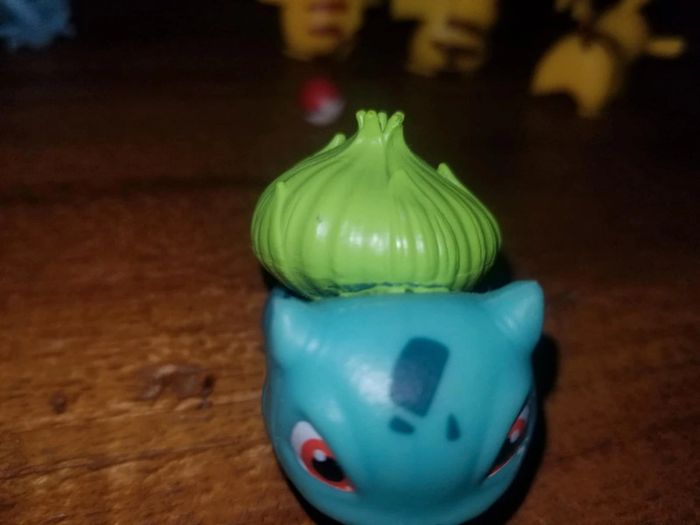 Lot de petites figurines Pokémon pikachu larméléon bulbizarre - photo numéro 4