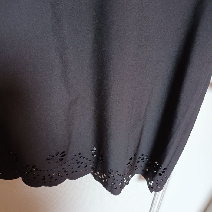 Robe noire droite avec broderies - photo numéro 6